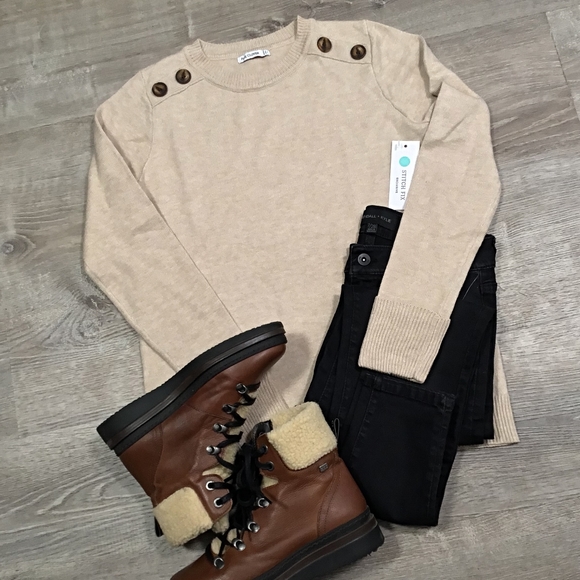 Pink Clover Cream Sweater with Button Accents - Picture 6 of 9